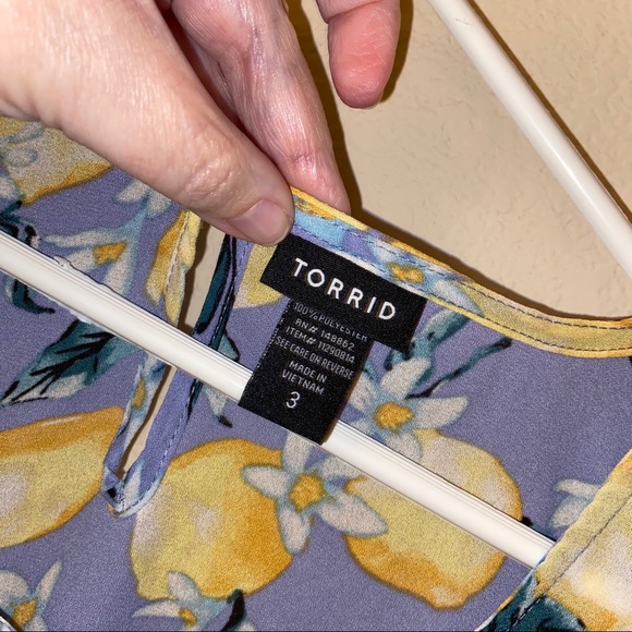 Torrid tank with 🍋 print and ruffle pickup hem - Picture 3 of 4